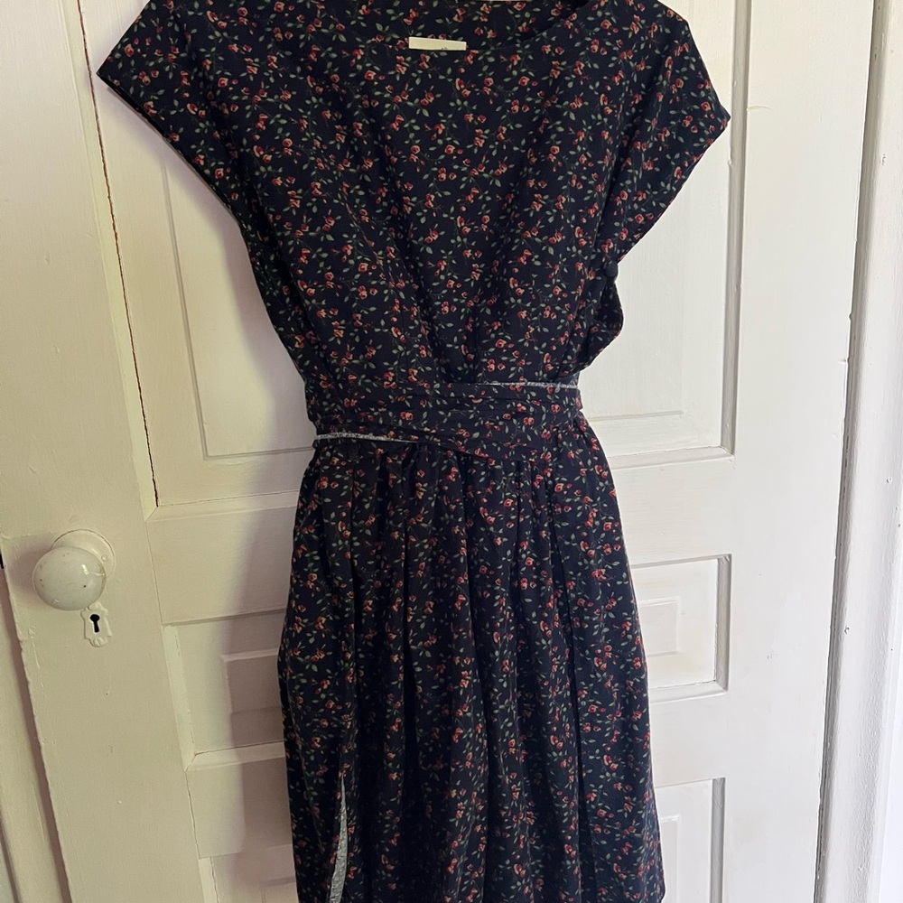 3/$200🪴— Adoria Threads Floral wrap dress size M
